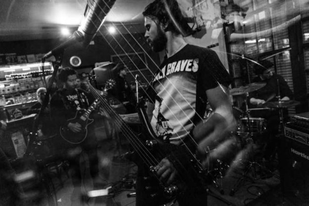 Othismos band
