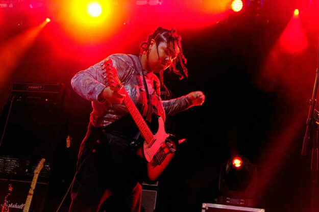 divide and dissolve live